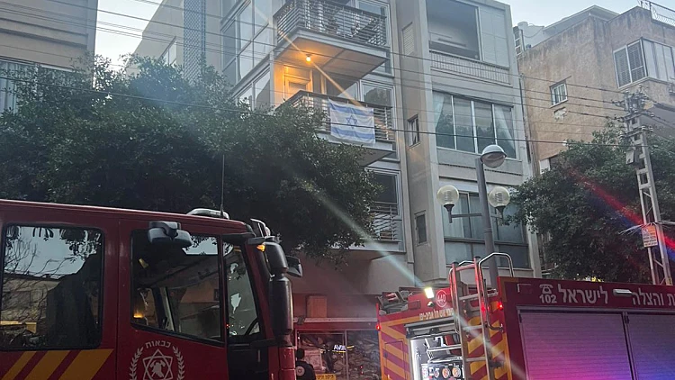 כוחות כיבוי והצלה ליד הבניין בו פרצה השריפה בדיזנגוף