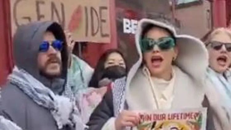 מליסה בררה בהפגנה פרו-פלסטינית