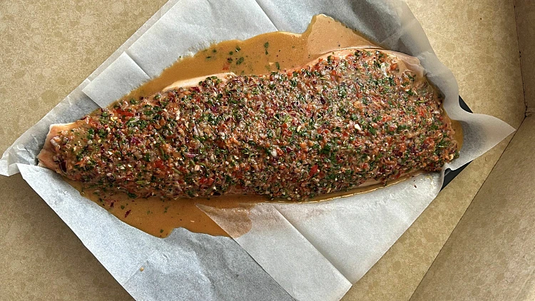 לא עוד דג בתנור: ג'מבו סלמון ברוטב הכי טעים בעולם