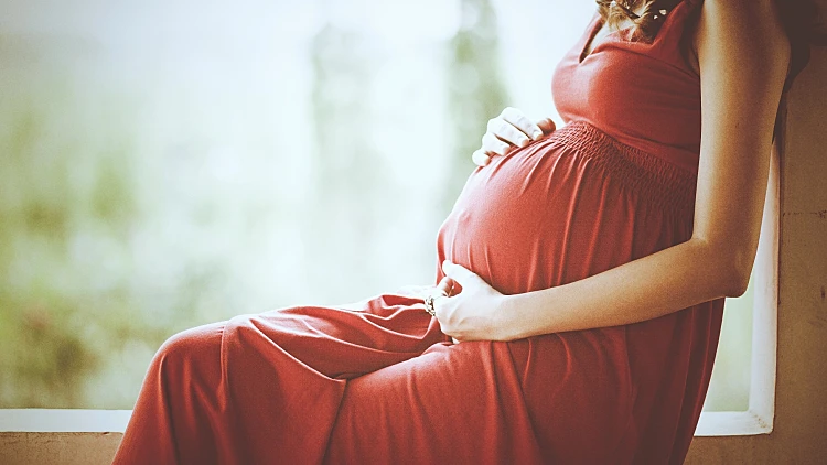 Image,of,pregnant,woman,touching,her,belly,with,hands