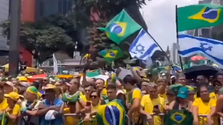 המחאות בעולם: דגלי ישראל הונפו בברזיל, מפגינים תקפו את סיינפלד
