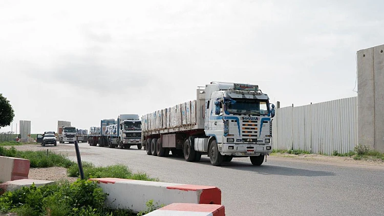 משאיות סיוע במעבר כרם שלום