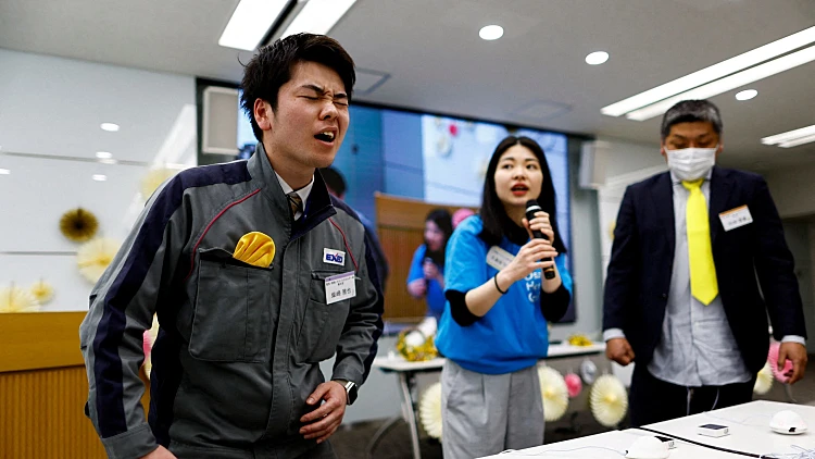 Male Office Workers In Japan Experience Virtual Menstrual Pain In Tokyo