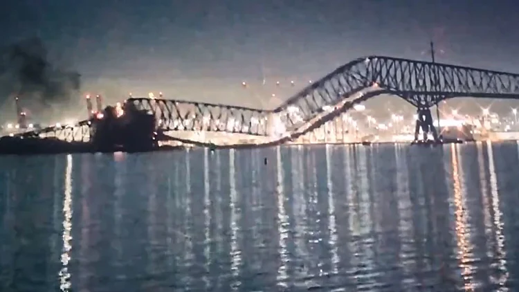 חשש לאסון בארה"ב: ספינה התנגשה בגשר ענק - שקרס לנהר | תיעוד