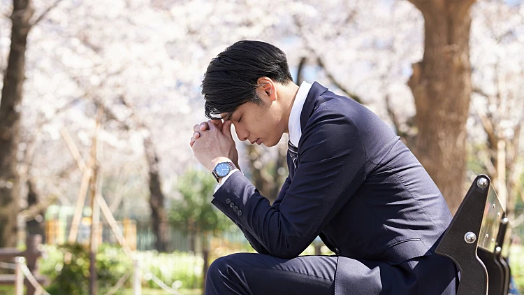 Japanese,male,businessmen,who,are,troubled,by,worries