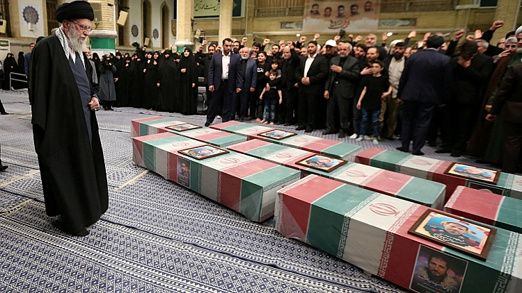 המנהיג העליון של איראן עלי ח'אמנאי חולק כבוד לקצינים שחוסלו בדמשק