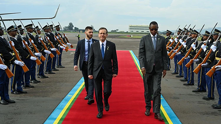 במסגרת המערכה הדיפלומטית: הרצוג יצא לביקור בזק ברואנדה