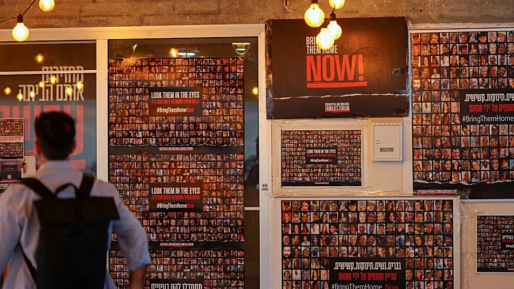 שלטים עם תמונות ושמות חטופים בתל אביב