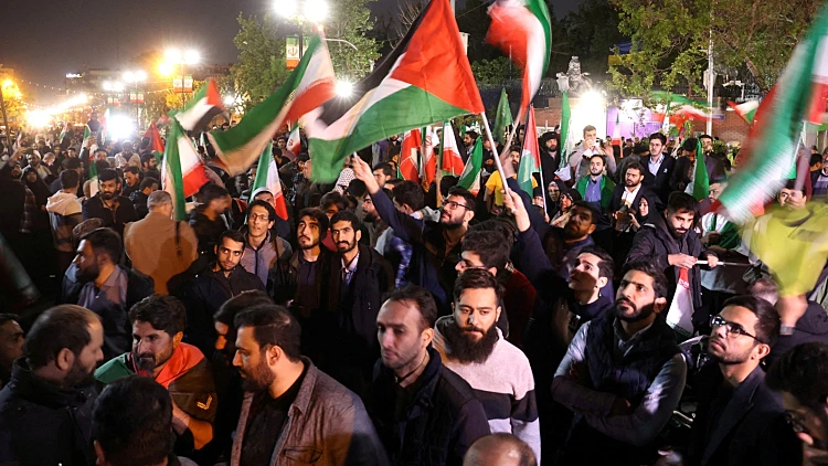 המתקפה האיראנית: החגיגות בטהרן - והחשש מתגובה ישראלית