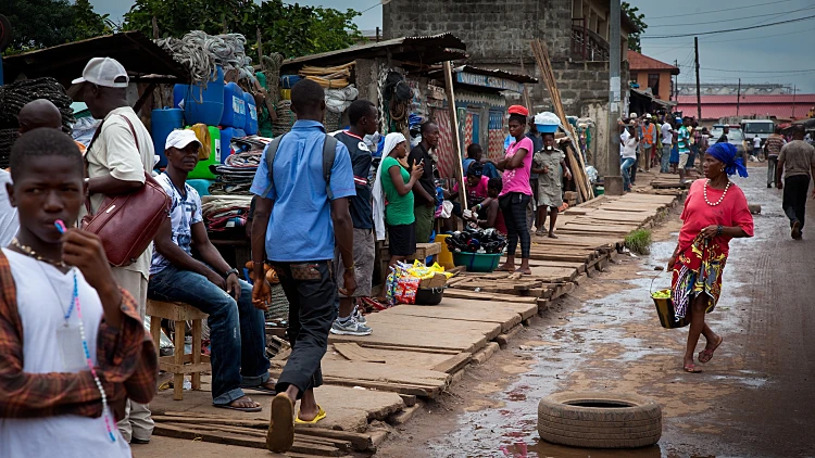 Freetown,,sierra,leone, ,june,1,,2013:,pedestrians,at,intersection