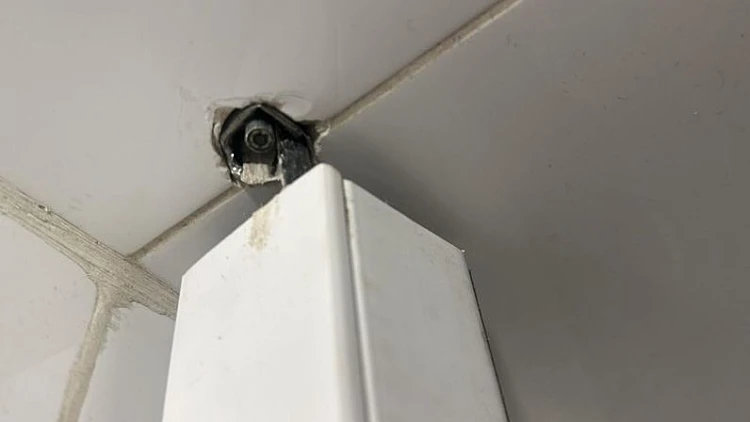מצלמה נסתרת נמצאה בשירותים במכללה, עובד המקום נעצר