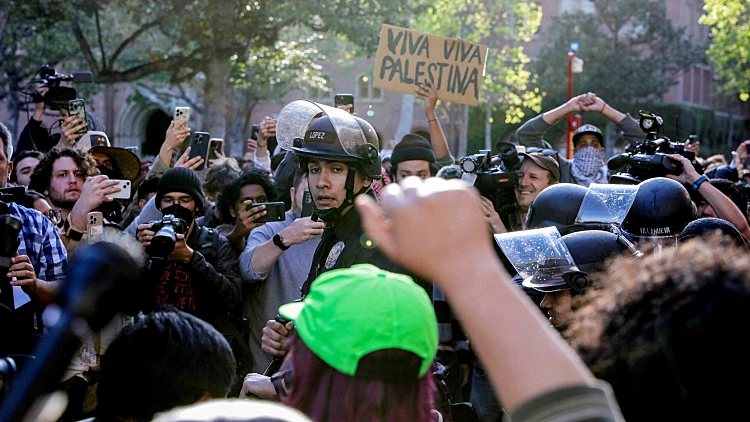 שוטרים מפזרים מחאה פרו-פלסטינית באוניברסיטת דרום קליפורניה