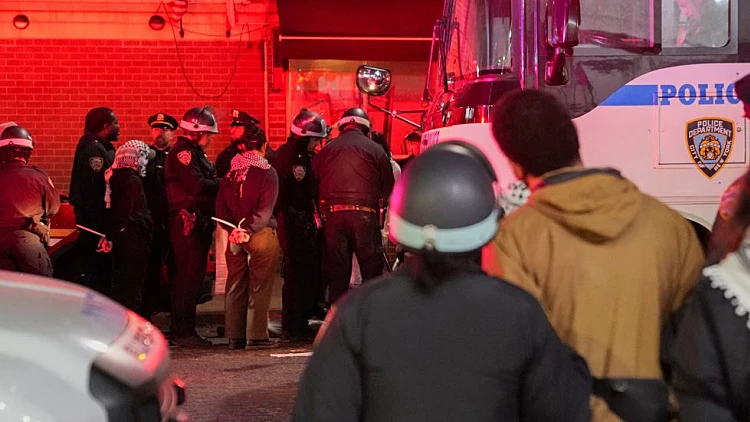 המשטרה פשטה על אוניברסיטת קולומביה; עשרות נעצרו