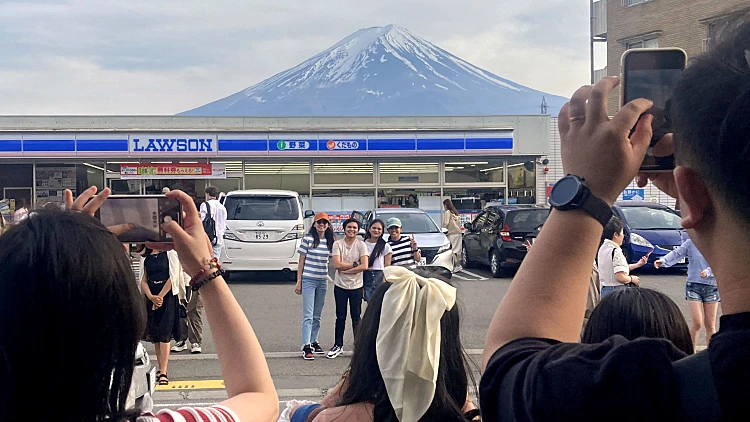 ביפן נמאס מהתיירים – אז הם עשו משהו שרק יפנים יחשבו עליו