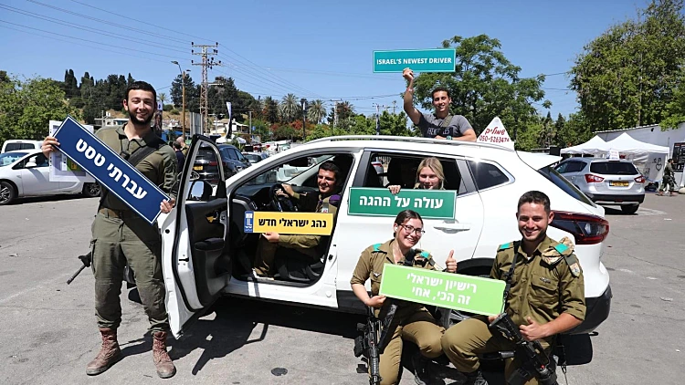 חיילים בודדים ובנות שירות בודדות מקבלים רישיון נהיגה ישראלי