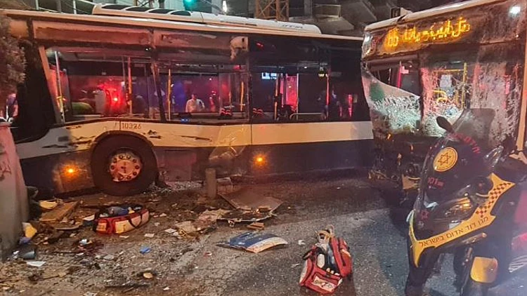 תאונה קשה בת"א: הרוג ו-7 פצועים בהתנגשות אוטובוסים