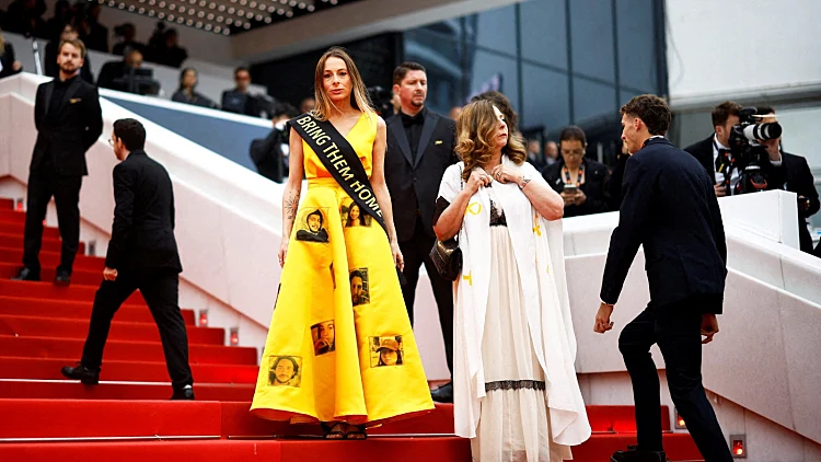 בשמלה צהובה עם תמונות החטופים: זעקת ניצולת הטבח בפסטיבל קאן