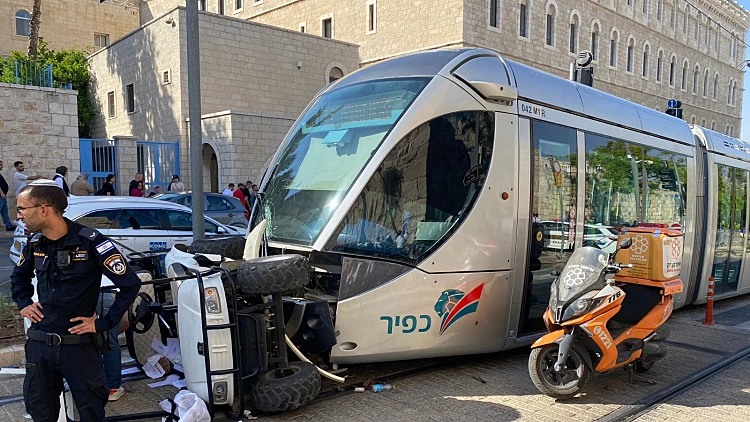 נהג קלנועית זירת התאונה של פגיעת הרכבת הקלה בירושלים