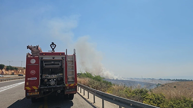 צוותי כיבוי פועלים באזור הצפון כבאית כיבוי שריפה