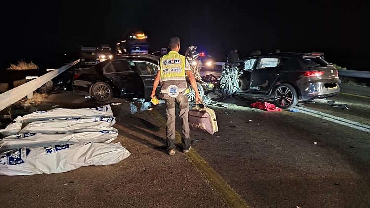 התאונה הקטלנית בערבה: רכב סטה מהנתיב, אב ושתי בנותיו נהרגו
