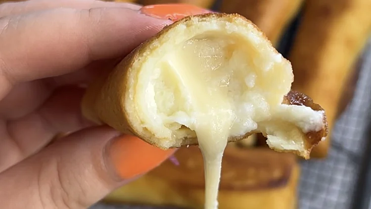 קרפ שמנמן וקריספי עם לבה של גבינות נמסות: בליני גבינה גאורגי