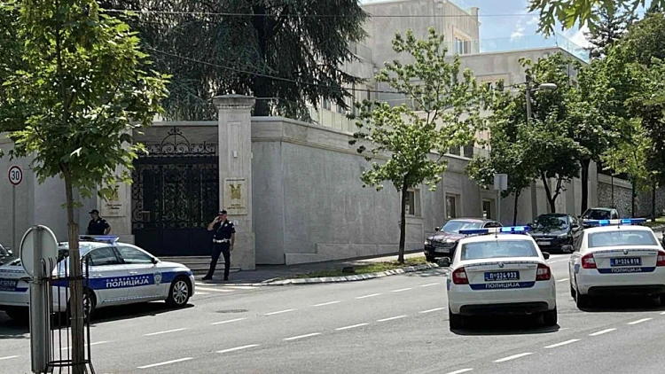 ניסיון פיגוע ליד השגרירות בסרביה: שוטר נפגע מחץ וקשת