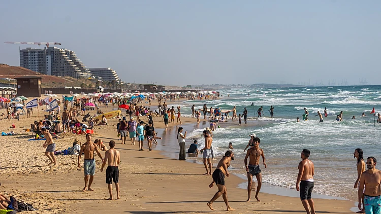 מבלים בחוף הים בבת ים