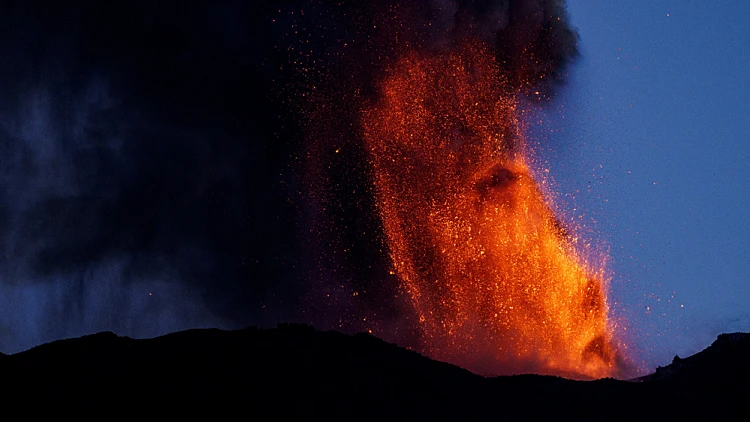 הר הגעש אטנה בסיציליה התפרץ וגרם לסגירתו של שדה התעופה 
