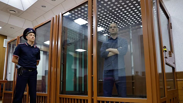 רוסיה: 16 שנות מאסר לעיתונאי אמריקני שהורשע בריגול