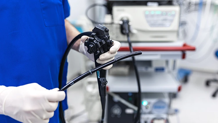 Doctor,proctologist,holding,endoscope,during,colonoscopy.,probe,colonoscope.,doctor,gastroenterologist