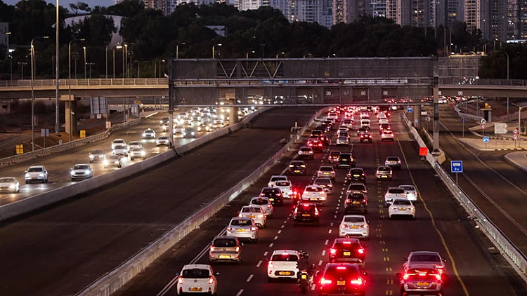 סיוט בכביש החוף: ניסה לעצור את הרכב הדוהר - בלי ברקסים