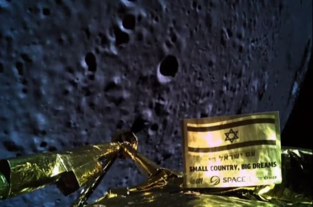 Le vaisseau commence à atterrir sur la lune