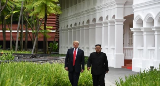 טראמפ וקים בטיול משותף אחרי ארוחת הצהריים בסינגפור