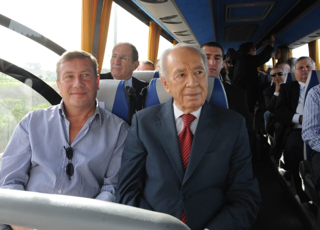 הנשיא שמעון פרס ונוחי דנקנר באוטובוס היזמים והכלכלנים בדרך לנצרת