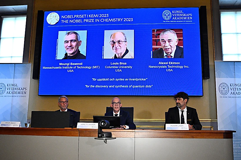 רגע ההכרזה על זוכי פרס נובל לכימיה השנה, באקדמיה המלכותית למדעים בשטוקהולם, שוודיה מאונגי באוונדי, לואיס אי. ברוס ואלכסיי אקימוב