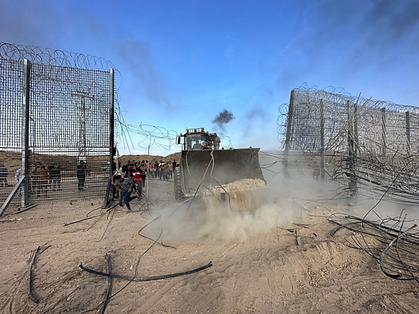 פלסטינים פורצים את גדר הרצועה