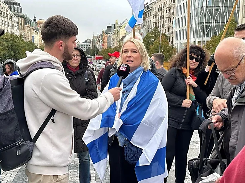 שרת ההגנה יאנה צ'רנוכובה עטופה בדגל ישראל
