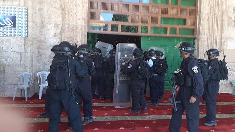  המשטרה מנסה לפרוץ לתוך מסגד אל-אקצא