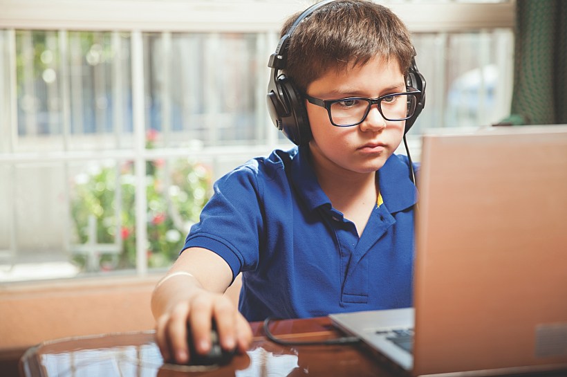 ילד משחק במחשב
