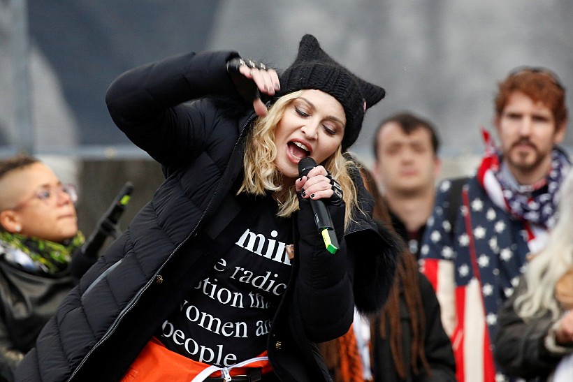  הזמרת מדונה בהופעה בצעדת הנשים בוושינגטון נגד טראמפ