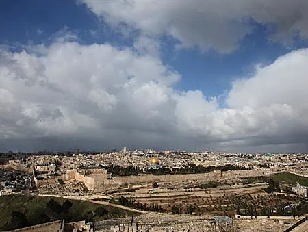 עננים מעל ירושלים