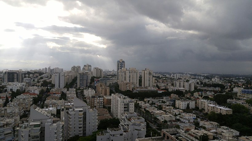  עננים מעל תל אביב