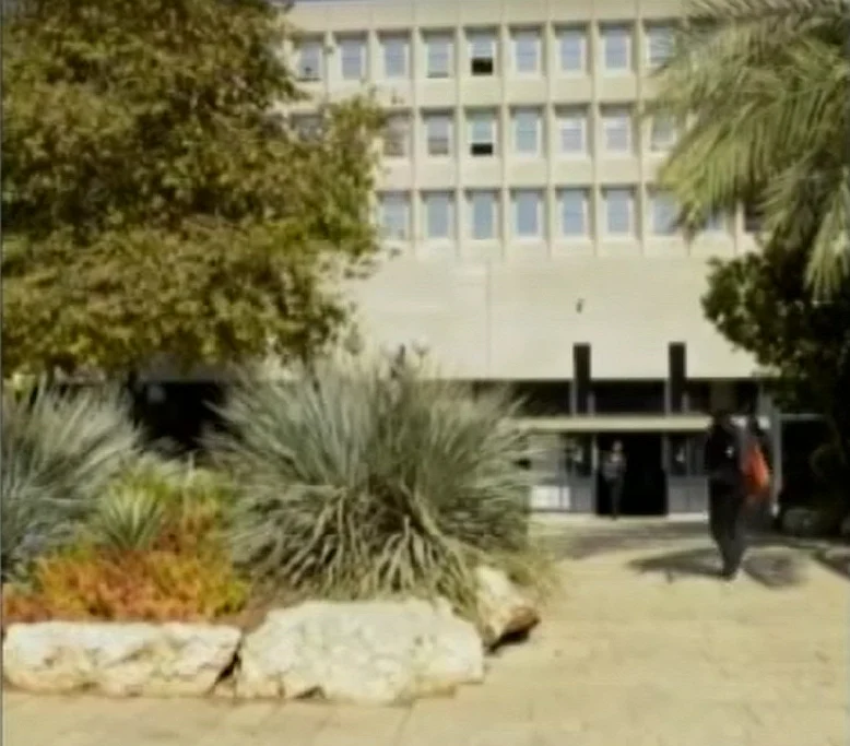 הכניסה לבניין האוניברסיטה העברית בירושלים