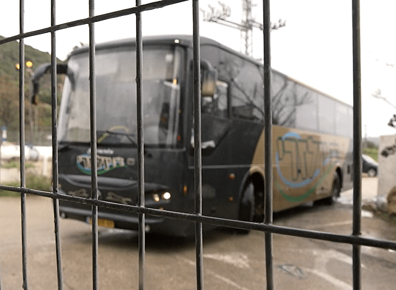 אוטובוס המביא חיילים לכלא הצבאי