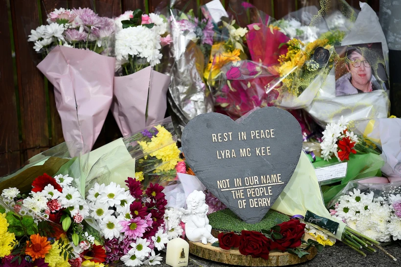 פרחים לזכר ליירה מקי, העיתונאית במתה במהלך הפרעות בצפון אירלנד