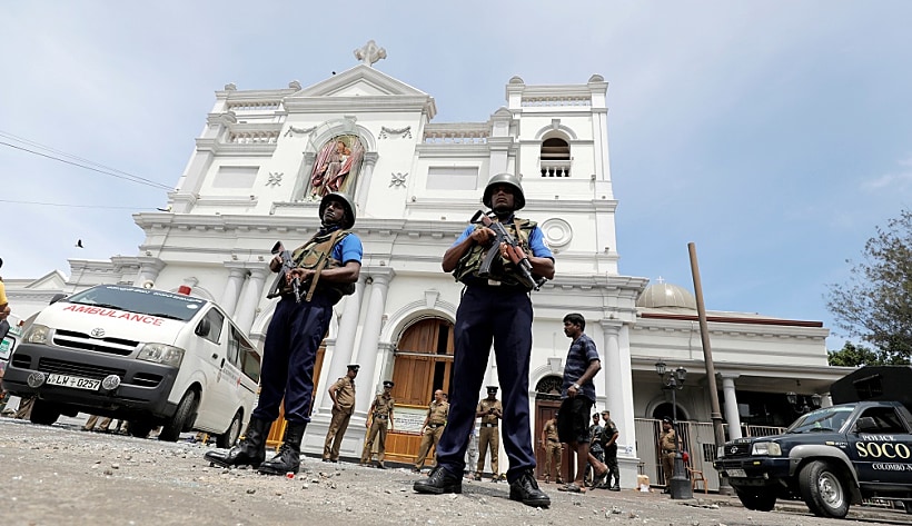 כוחות ביטחון מחוץ לכנסיה בסרי לנקה בה אירע פיצוץ