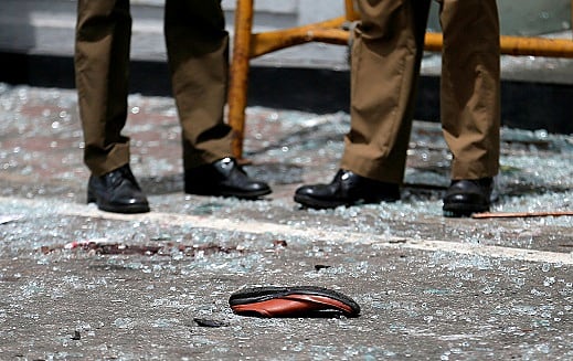 נעל שנמצאה מחוץ לכנסיה בסרי לנקה לאחר הפיצוץ
