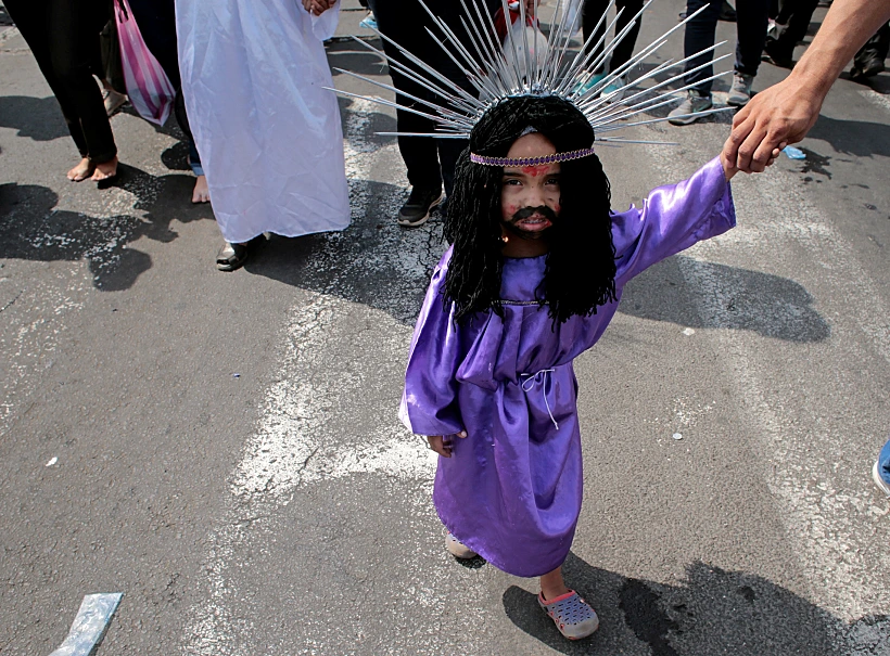 ילד מחופש לישו במצעד פסחא בניקרגואה