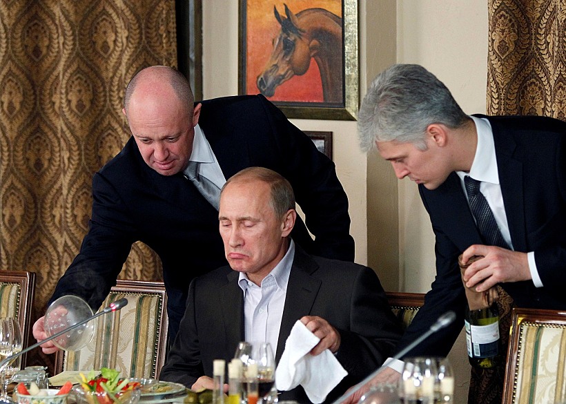 משמאל לימין: האוליגרך יבגני פריגוז'ין, נשיא רוסיה ולדמיר פוטין בפגישה