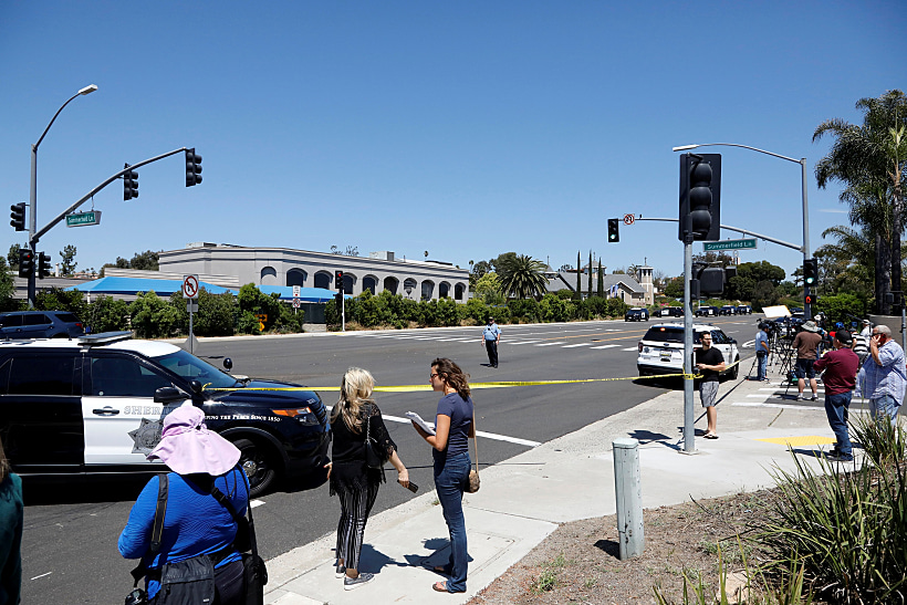 המשטרה חוסמת את הכביש הסמוך לבית חב''ד שבו התרחש הירי בפאווי, קליפורניה
